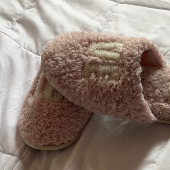 Love Slippers. Pink, Size 8 In Women’s. - Picture 2 of 3
